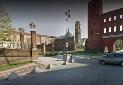 Torino, sudanese si denuda e fa i bisogni davanti a donne e bimbi